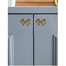 Cargar imagen en el visor de la galería, Set Of Six Brass Rose Tie Bow Knobs