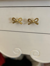 Carica l&#39;immagine nel visualizzatore di Gallery, Set Of Six Brass bow ribbon Knobs
