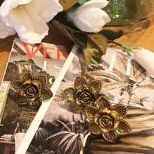 Carregar imagem no visualizador da galeria, Set Of Six Gold Flower Knobs
