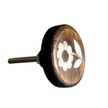 Carica l&#39;immagine nel visualizzatore di Gallery, Set Of Six Daisy Flower Mother Of Pearl Wooden Knobs
